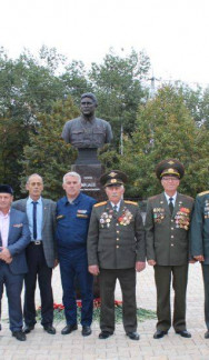 Памятник-бюст танкисту М.Х. Мазаеву