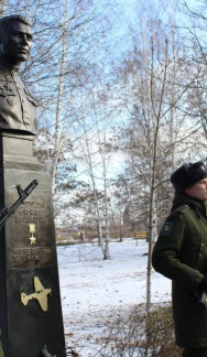 Памятник-бюст Герою Советского Союза подполковнику М.Ф.Конину